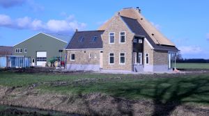 22-02-2018 SHOWBIZZ; TOM GROOT EN PARTNER MARIEKE KUNNEN BIJNA GAAN VERHUIZEN. Hun nieuwbouw huis vlakbij hun bollen bedrijf is bijna klaar en het openhaard hout ligt klaar om de sfeer te bepalen in het met riet dekte huis.
foto: Albert den Iseger