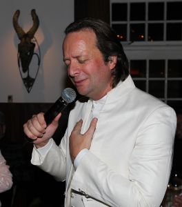 08-02-2021 SHOWBIZZ; WILLIAM JANZ GAAT NAAR DE U.S.A. OM MEE TE DOEN IN AMERICA S GOT TALENT. Wij kijken terug naar het moment dat hij een optreden gaf in de Pilarenbar Bergen. Wat een succes was dat.De Nederlandse Julio Iglesias brak de harten van het Bergense publiek. En nu naar Amerika.De leraar uit Rijswijk hoopt op een doorslaand succes aan de andere kant van de oceaan.
foto: Albert den Iseger