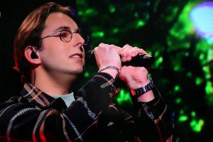 26-02-2022 SHOWBIZZ; FRANS EN MARISKA BAUER BIJ JEROEN V. D. BOOM IN HOGE BOMEN.
Voor het eerst waren de Bauers  weer op TV bij Jeroen aan de piano. Na de ziekte periode van Mariska waren ze de eerste keer weer samen in het programma van Jeroen van de Boom.Het gaat gelukkig weer goed met Mariska. Langzamerhand wordt ze weer de oude Marisk.Christiaan had nog een verrassing en zong een lied voor zijn ouders.Kippe vel moment voor de vele kijkers.
foto: Albert den Iseger.