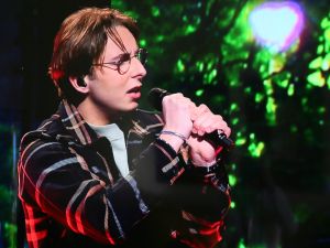 26-02-2022 SHOWBIZZ; FRANS EN MARISKA BAUER BIJ JEROEN V. D. BOOM IN HOGE BOMEN.
Voor het eerst waren de Bauers  weer op TV bij Jeroen aan de piano. Na de ziekte periode van Mariska waren ze de eerste keer weer samen in het programma van Jeroen van de Boom.Het gaat gelukkig weer goed met Mariska. Langzamerhand wordt ze weer de oude Marisk.Christiaan had nog een verrassing en zong een lied voor zijn ouders.Kippe vel moment voor de vele kijkers.
foto: Albert den Iseger.