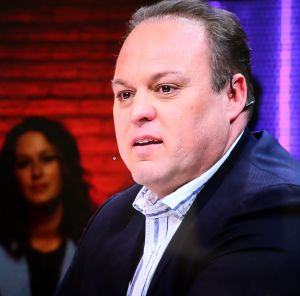 26-02-2022 SHOWBIZZ; FRANS EN MARISKA BAUER BIJ JEROEN V. D. BOOM IN HOGE BOMEN.
Voor het eerst waren de Bauers  weer op TV bij Jeroen aan de piano. Na de ziekte periode van Mariska waren ze de eerste keer weer samen in het programma van Jeroen van de Boom.Het gaat gelukkig weer goed met Mariska. Langzamerhand wordt ze weer de oude Marisk.Christiaan had nog een verrassing en zong een lied voor zijn ouders.Kippe vel moment voor de vele kijkers.
foto: Albert den Iseger.