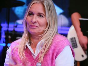 26-02-2022 SHOWBIZZ; FRANS EN MARISKA BAUER BIJ JEROEN V. D. BOOM IN HOGE BOMEN.
Voor het eerst waren de Bauers  weer op TV bij Jeroen aan de piano. Na de ziekte periode van Mariska waren ze de eerste keer weer samen in het programma van Jeroen van de Boom.Het gaat gelukkig weer goed met Mariska. Langzamerhand wordt ze weer de oude Marisk.Christiaan had nog een verrassing en zong een lied voor zijn ouders.Kippe vel moment voor de vele kijkers.
foto: Albert den Iseger.