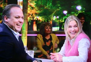 26-02-2022 SHOWBIZZ; FRANS EN MARISKA BAUER BIJ JEROEN V. D. BOOM IN HOGE BOMEN.
Voor het eerst waren de Bauers  weer op TV bij Jeroen aan de piano. Na de ziekte periode van Mariska waren ze de eerste keer weer samen in het programma van Jeroen van de Boom.Het gaat gelukkig weer goed met Mariska. Langzamerhand wordt ze weer de oude Marisk.Christiaan had nog een verrassing en zong een lied voor zijn ouders.Kippe vel moment voor de vele kijkers.
foto: Albert den Iseger.