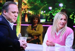 26-02-2022 SHOWBIZZ; FRANS EN MARISKA BAUER BIJ JEROEN V. D. BOOM IN HOGE BOMEN.
Voor het eerst waren de Bauers  weer op TV bij Jeroen aan de piano. Na de ziekte periode van Mariska waren ze de eerste keer weer samen in het programma van Jeroen van de Boom.Het gaat gelukkig weer goed met Mariska. Langzamerhand wordt ze weer de oude Marisk.Christiaan had nog een verrassing en zong een lied voor zijn ouders.Kippe vel moment voor de vele kijkers.
foto: Albert den Iseger.