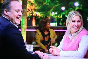 26-02-2022 SHOWBIZZ; FRANS EN MARISKA BAUER BIJ JEROEN V. D. BOOM IN HOGE BOMEN.
Voor het eerst waren de Bauers  weer op TV bij Jeroen aan de piano. Na de ziekte periode van Mariska waren ze de eerste keer weer samen in het programma van Jeroen van de Boom.Het gaat gelukkig weer goed met Mariska. Langzamerhand wordt ze weer de oude Marisk.Christiaan had nog een verrassing en zong een lied voor zijn ouders.Kippe vel moment voor de vele kijkers.
foto: Albert den Iseger.