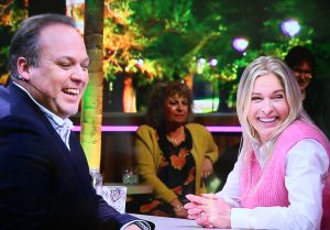26-02-2022 SHOWBIZZ; FRANS EN MARISKA BAUER BIJ JEROEN V. D. BOOM IN HOGE BOMEN.
Voor het eerst waren de Bauers  weer op TV bij Jeroen aan de piano. Na de ziekte periode van Mariska waren ze de eerste keer weer samen in het programma van Jeroen van de Boom.Het gaat gelukkig weer goed met Mariska. Langzamerhand wordt ze weer de oude Marisk.Christiaan had nog een verrassing en zong een lied voor zijn ouders.Kippe vel moment voor de vele kijkers.
foto: Albert den Iseger.