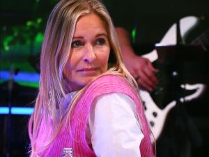26-02-2022 SHOWBIZZ; FRANS EN MARISKA BAUER BIJ JEROEN V. D. BOOM IN HOGE BOMEN.
Voor het eerst waren de Bauers  weer op TV bij Jeroen aan de piano. Na de ziekte periode van Mariska waren ze de eerste keer weer samen in het programma van Jeroen van de Boom.Het gaat gelukkig weer goed met Mariska. Langzamerhand wordt ze weer de oude Marisk.Christiaan had nog een verrassing en zong een lied voor zijn ouders.Kippe vel moment voor de vele kijkers.
foto: Albert den Iseger.