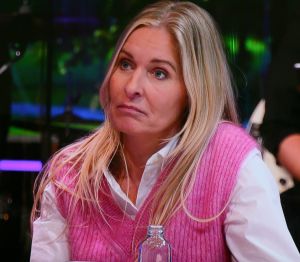26-02-2022 SHOWBIZZ; FRANS EN MARISKA BAUER BIJ JEROEN V. D. BOOM IN HOGE BOMEN.
Voor het eerst waren de Bauers  weer op TV bij Jeroen aan de piano. Na de ziekte periode van Mariska waren ze de eerste keer weer samen in het programma van Jeroen van de Boom.Het gaat gelukkig weer goed met Mariska. Langzamerhand wordt ze weer de oude Marisk.Christiaan had nog een verrassing en zong een lied voor zijn ouders.Kippe vel moment voor de vele kijkers.
foto: Albert den Iseger.