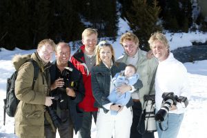 08-02-2024 SHOWBIZZ:DENNIS VAN TELLINGEN OVERLEDEN.Een goede,vriendelijke en gezellige collega is overleden.Dennis de zoon van Joop.Een pracht van een duo voor vele jaren aan de rode loper,feesten en party-s 
Wat hebben wij gelachen,genoten en hard gewerkt.Toen werd er nog serieus geld verdiend.Joop wist er wel raad mee. Jammer dat nu ook Dennis ons heeft verlaten. Heel veel sterkte aan familie,zijn 2 kinderen en vrouw.
foto: Albert den Iseger.
Deze foto is legendarisch, het team showbizz 
fotografen met de koninklijke familie, uiteraard was daar Dennis ook bij.
