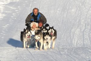 15-02-2026 SHOWBIZZ; MET HANSIE OP VAKANTIE. Hans en Sofie Kraay op vakantie. Elke dag tientallen keren de reclame van D Reizen op de TV. Met Hans op vakantie. Het is een succes.
fotografie: Albert den Iseger