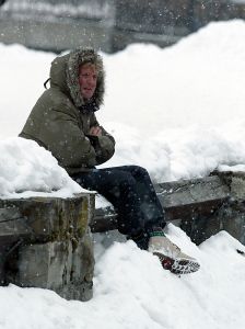 10-01-2006 SHOWBIZZ: ALBERT WACHTEND IN DE HEVIGE KOU EN SNEEUW VAL OP DIE ENE FOTO. In Lech sneeuwt het de temparatuur is -15 en de aanwezige BNers komen maar niet naar buiten, toch maar wachten op die ene foto. Wat hebben die roddelfotografen maar een klote bestaan.
Foto: Albert den Iseger-CANON EOS 1 timer.