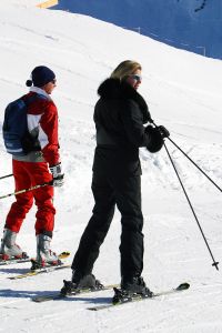 22-02-2003 KONINKLIJKHUIS: BEATRIX MAXIMA EN ALEX HEERLIJK OP SKIVAKANTIE IN LECH. Het Oostenrijkse Lech was weer de lokatie waar de leden van het Koningshuis van Nederland hun ski vakantie aan het vieren zijn. Nu waren er Alex en Maxima en Beatrix ze verbleven in het Hotel de Post.
Foto: Albert den Iseger.