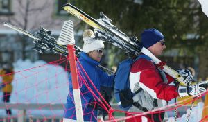 22-02-2003 KONINKLIJKHUIS: BEATRIX MAXIMA EN ALEX HEERLIJK OP SKIVAKANTIE IN LECH. Het Oostenrijkse Lech was weer de lokatie waar de leden van het Koningshuis van Nederland hun ski vakantie aan het vieren zijn. Nu waren er Alex en Maxima en Beatrix ze verbleven in het Hotel de Post.
Foto: Albert den Iseger.