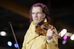 23-01-2006 SHOWBIZZ: TROS MUZIEKFEEST OP HET IJS IN HET THIALF TE HEERENVEEN.De grootste familie van Nederland wist alle grote namen weer naar Heerenveen te krijgen voor een spetterend optreden. Andre Rieu- Charlene- Djumbo,-Jannes-Jan Smit-Imca Marina-Top Stars-Marianne Weber-Wolter Kroes-BZN-Frans Bauer-Belle Perez-Koos Alberts en George Baker waren met schaatsen aanwezig voor een pracht avondje Tros muziek.
foto: Albert den Iseger.