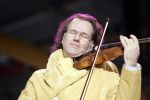 23-01-2006 SHOWBIZZ: TROS MUZIEKFEEST OP HET IJS IN HET THIALF TE HEERENVEEN.De grootste familie van Nederland wist alle grote namen weer naar Heerenveen te krijgen voor een spetterend optreden. Andre Rieu- Charlene- Djumbo,-Jannes-Jan Smit-Imca Marina-Top Stars-Marianne Weber-Wolter Kroes-BZN-Frans Bauer-Belle Perez-Koos Alberts en George Baker waren met schaatsen aanwezig voor een pracht avondje Tros muziek.
foto: Albert den Iseger.