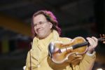 23-01-2006 SHOWBIZZ: TROS MUZIEKFEEST OP HET IJS IN HET THIALF TE HEERENVEEN.De grootste familie van Nederland wist alle grote namen weer naar Heerenveen te krijgen voor een spetterend optreden. Andre Rieu- Charlene- Djumbo,-Jannes-Jan Smit-Imca Marina-Top Stars-Marianne Weber-Wolter Kroes-BZN-Frans Bauer-Belle Perez-Koos Alberts en George Baker waren met schaatsen aanwezig voor een pracht avondje Tros muziek.
foto: Albert den Iseger.