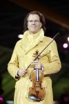 23-01-2006 SHOWBIZZ: TROS MUZIEKFEEST OP HET IJS IN HET THIALF TE HEERENVEEN.De grootste familie van Nederland wist alle grote namen weer naar Heerenveen te krijgen voor een spetterend optreden. Andre Rieu- Charlene- Djumbo,-Jannes-Jan Smit-Imca Marina-Top Stars-Marianne Weber-Wolter Kroes-BZN-Frans Bauer-Belle Perez-Koos Alberts en George Baker waren met schaatsen aanwezig voor een pracht avondje Tros muziek. 
foto: Albert den Iseger.