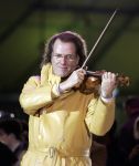 23-01-2006 SHOWBIZZ: TROS MUZIEKFEEST OP HET IJS IN HET THIALF TE HEERENVEEN.De grootste familie van Nederland wist alle grote namen weer naar Heerenveen te krijgen voor een spetterend optreden. Andre Rieu- Charlene- Djumbo,-Jannes-Jan Smit-Imca Marina-Top Stars-Marianne Weber-Wolter Kroes-BZN-Frans Bauer-Belle Perez-Koos Alberts en George Baker waren met schaatsen aanwezig voor een pracht avondje Tros muziek.
foto: Albert den Iseger.