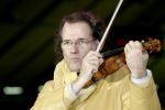 23-01-2006 SHOWBIZZ: TROS MUZIEKFEEST OP HET IJS IN HET THIALF TE HEERENVEEN.De grootste familie van Nederland wist alle grote namen weer naar Heerenveen te krijgen voor een spetterend optreden. Andre Rieu- Charlene- Djumbo,-Jannes-Jan Smit-Imca Marina-Top Stars-Marianne Weber-Wolter Kroes-BZN-Frans Bauer-Belle Perez-Koos Alberts en George Baker waren met schaatsen aanwezig voor een pracht avondje Tros muziek.
foto: Albert den Iseger.