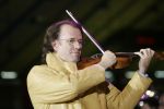 23-01-2006 SHOWBIZZ: TROS MUZIEKFEEST OP HET IJS IN HET THIALF TE HEERENVEEN.De grootste familie van Nederland wist alle grote namen weer naar Heerenveen te krijgen voor een spetterend optreden. Andre Rieu- Charlene- Djumbo,-Jannes-Jan Smit-Imca Marina-Top Stars-Marianne Weber-Wolter Kroes-BZN-Frans Bauer-Belle Perez-Koos Alberts en George Baker waren met schaatsen aanwezig voor een pracht avondje Tros muziek.
foto: Albert den Iseger.