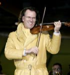 23-01-2006 SHOWBIZZ: TROS MUZIEKFEEST OP HET IJS IN HET THIALF TE HEERENVEEN.De grootste familie van Nederland wist alle grote namen weer naar Heerenveen te krijgen voor een spetterend optreden. Andre Rieu- Charlene- Djumbo,-Jannes-Jan Smit-Imca Marina-Top Stars-Marianne Weber-Wolter Kroes-BZN-Frans Bauer-Belle Perez-Koos Alberts en George Baker waren met schaatsen aanwezig voor een pracht avondje Tros muziek.
foto: Albert den Iseger.