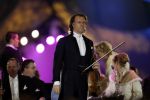 23-01-2006 SHOWBIZZ: TROS MUZIEKFEEST OP HET IJS IN HET THIALF TE HEERENVEEN.De grootste familie van Nederland wist alle grote namen weer naar Heerenveen te krijgen voor een spetterend optreden. Andre Rieu- Charlene- Djumbo,-Jannes-Jan Smit-Imca Marina-Top Stars-Marianne Weber-Wolter Kroes-BZN-Frans Bauer-Belle Perez-Koos Alberts en George Baker waren met schaatsen aanwezig voor een pracht avondje Tros muziek.
foto: Albert den Iseger.