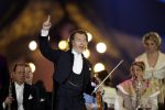 23-01-2006 SHOWBIZZ: TROS MUZIEKFEEST OP HET IJS IN HET THIALF TE HEERENVEEN.De grootste familie van Nederland wist alle grote namen weer naar Heerenveen te krijgen voor een spetterend optreden. Andre Rieu- Charlene- Djumbo,-Jannes-Jan Smit-Imca Marina-Top Stars-Marianne Weber-Wolter Kroes-BZN-Frans Bauer-Belle Perez-Koos Alberts en George Baker waren met schaatsen aanwezig voor een pracht avondje Tros muziek.
foto: Albert den Iseger.