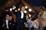 23-01-2006 SHOWBIZZ: TROS MUZIEKFEEST OP HET IJS IN HET THIALF TE HEERENVEEN.De grootste familie van Nederland wist alle grote namen weer naar Heerenveen te krijgen voor een spetterend optreden. Andre Rieu- Charlene- Djumbo,-Jannes-Jan Smit-Imca Marina-Top Stars-Marianne Weber-Wolter Kroes-BZN-Frans Bauer-Belle Perez-Koos Alberts en George Baker waren met schaatsen aanwezig voor een pracht avondje Tros muziek.
foto: Albert den Iseger.