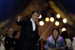 23-01-2006 SHOWBIZZ: TROS MUZIEKFEEST OP HET IJS IN HET THIALF TE HEERENVEEN.De grootste familie van Nederland wist alle grote namen weer naar Heerenveen te krijgen voor een spetterend optreden. Andre Rieu- Charlene- Djumbo,-Jannes-Jan Smit-Imca Marina-Top Stars-Marianne Weber-Wolter Kroes-BZN-Frans Bauer-Belle Perez-Koos Alberts en George Baker waren met schaatsen aanwezig voor een pracht avondje Tros muziek.
foto: Albert den Iseger.