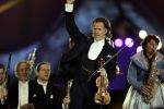 23-01-2006 SHOWBIZZ: TROS MUZIEKFEEST OP HET IJS IN HET THIALF TE HEERENVEEN.De grootste familie van Nederland wist alle grote namen weer naar Heerenveen te krijgen voor een spetterend optreden. Andre Rieu- Charlene- Djumbo,-Jannes-Jan Smit-Imca Marina-Top Stars-Marianne Weber-Wolter Kroes-BZN-Frans Bauer-Belle Perez-Koos Alberts en George Baker waren met schaatsen aanwezig voor een pracht avondje Tros muziek.
foto: Albert den Iseger.