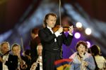 23-01-2006 SHOWBIZZ: TROS MUZIEKFEEST OP HET IJS IN HET THIALF TE HEERENVEEN.De grootste familie van Nederland wist alle grote namen weer naar Heerenveen te krijgen voor een spetterend optreden. Andre Rieu- Charlene- Djumbo,-Jannes-Jan Smit-Imca Marina-Top Stars-Marianne Weber-Wolter Kroes-BZN-Frans Bauer-Belle Perez-Koos Alberts en George Baker waren met schaatsen aanwezig voor een pracht avondje Tros muziek.
foto: Albert den Iseger.