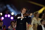 23-01-2006 SHOWBIZZ: TROS MUZIEKFEEST OP HET IJS IN HET THIALF TE HEERENVEEN.De grootste familie van Nederland wist alle grote namen weer naar Heerenveen te krijgen voor een spetterend optreden. Andre Rieu- Charlene- Djumbo,-Jannes-Jan Smit-Imca Marina-Top Stars-Marianne Weber-Wolter Kroes-BZN-Frans Bauer-Belle Perez-Koos Alberts en George Baker waren met schaatsen aanwezig voor een pracht avondje Tros muziek.
foto: Albert den Iseger.