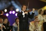 23-01-2006 SHOWBIZZ: TROS MUZIEKFEEST OP HET IJS IN HET THIALF TE HEERENVEEN.De grootste familie van Nederland wist alle grote namen weer naar Heerenveen te krijgen voor een spetterend optreden. Andre Rieu- Charlene- Djumbo,-Jannes-Jan Smit-Imca Marina-Top Stars-Marianne Weber-Wolter Kroes-BZN-Frans Bauer-Belle Perez-Koos Alberts en George Baker waren met schaatsen aanwezig voor een pracht avondje Tros muziek.
foto: Albert den Iseger.
