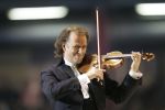 23-01-2006 SHOWBIZZ: TROS MUZIEKFEEST OP HET IJS IN HET THIALF TE HEERENVEEN.De grootste familie van Nederland wist alle grote namen weer naar Heerenveen te krijgen voor een spetterend optreden. Andre Rieu- Charlene- Djumbo,-Jannes-Jan Smit-Imca Marina-Top Stars-Marianne Weber-Wolter Kroes-BZN-Frans Bauer-Belle Perez-Koos Alberts en George Baker waren met schaatsen aanwezig voor een pracht avondje Tros muziek.
foto: Albert den Iseger.