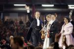 23-01-2006 SHOWBIZZ: TROS MUZIEKFEEST OP HET IJS IN HET THIALF TE HEERENVEEN.De grootste familie van Nederland wist alle grote namen weer naar Heerenveen te krijgen voor een spetterend optreden. Andre Rieu- Charlene- Djumbo,-Jannes-Jan Smit-Imca Marina-Top Stars-Marianne Weber-Wolter Kroes-BZN-Frans Bauer-Belle Perez-Koos Alberts en George Baker waren met schaatsen aanwezig voor een pracht avondje Tros muziek.
foto: Albert den Iseger.