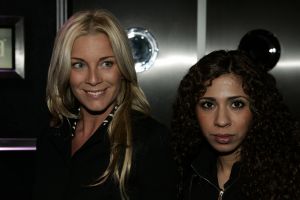 17-01-2006 SHOWBIZZ; JOHNNY DE MOL EN ZIJN VRIENDIN DAPHNE VIEREN JOHNNY\'S VERJAARDAG. Johnny de Mol vierde zijn 27 ste verjaardag in disqotheek Zebra te Amsterdam. Vele vrienden waren aanwezig oa. Dinand en zijn vriendin Lucy Hopkins, Robine van der Meer en Mark van der Loo, Barry Hay en Sandra, Tygo Gernadt en Angela Kluivert.Deze week een exclusief verhaal omtrent dit feest in de Prive.
foto: Albert den Iseger