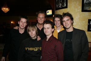 19-01-2006 SHOWBIZZ; GEELS NIEUWJAARSPARTY WEER EEN DAVEREND SUCCES. Vele artiesten waren weer aanwezig op de Geels nieuwjaarsparty in de gezellige Bobsaloon te Uitgeest. Awards waren er o.a. voor Marco Borsato_Jim Bakkum en Julie Fryer_ Jan Smit_Thomas Berge_Gerard Joling en Gordon_Lieke van Lexmond en vele anderen. Al weer 24 jaar de Geels populairiteits awards in Noord Holland, het begint echt een must te worden bij de vele artiesten om hierbij aanwezig te zijn.
foto: Albert den Iseger.