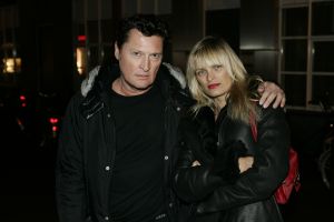17-01-2006 SHOWBIZZ; JOHNNY DE MOL EN ZIJN VRIENDIN DAPHNE VIEREN JOHNNY\'S VERJAARDAG. Johnny de Mol vierde zijn 27 ste verjaardag in disqotheek Zebra te Amsterdam. Vele vrienden waren aanwezig oa. Dinand en zijn vriendin Lucy Hopkins, Robine van der Meer en Mark van der Loo, Barry Hay en Sandra, Tygo Gernadt en Angela Kluivert.Deze week een exclusief verhaal omtrent dit feest in de Prive.
foto: Albert den Iseger
