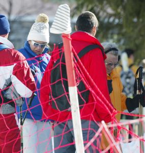 22-02-2003 KONINKLIJKHUIS: BEATRIX MAXIMA EN ALEX HEERLIJK OP SKIVAKANTIE IN LECH. Het Oostenrijkse Lech was weer de lokatie waar de leden van het Koningshuis van Nederland hun ski vakantie aan het vieren zijn. Nu waren er Alex en Maxima en Beatrix ze verbleven in het Hotel de Post.
Foto: Albert den Iseger.