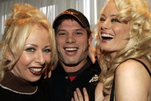 12-01-2006 SHOWBIZZ: PERS PRESENTATIE VAN HOTEL BIG BROTHER TE AALSMEER.Ze waren er allemaal Frank Awick,Viola Holt,Bart Spring in t Veld,Monique Sluyter,Bonnie St.Clair, Gert Timmerman.Kelly van der Veer en Caroline Tensen die het presenteert.
Foto: Albert den Iseger