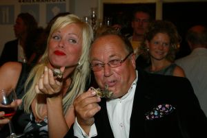 23-10-2004 SHOWBIZZ; GALA PREMIERE VAN DE  FILM  ELLIS IN GLAMOURLAND. Met Linda de Mol Joan Collins en Chris Tates, regie door Pieter Kramer,die bekend werd door de serie Ja Zuster Nee Zuster.
foto: Albert den Iseger.