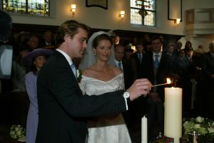18-10-2003 KONINKLIJK HUIS: BRUILOFT VAN PAULINE SCHRODER IN BLOEMENDAAL.
Tal van familie leden en vrienden waren aanwezig op de bruiloft van de dochter van Martin Schroder. Ook enkele leden van het koningshuis waren aanwezig.
foto: Albert den Iseger.
