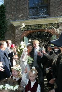18-10-2003 KONINKLIJK HUIS: BRUILOFT VAN PAULINE SCHRODER IN BLOEMENDAAL.
Tal van familie leden en vrienden waren aanwezig op de bruiloft van de dochter van Martin Schroder. Ook enkele leden van het koningshuis waren aanwezig.
foto: Albert den Iseger.