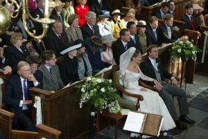 18-10-2003 KONINKLIJK HUIS: BRUILOFT VAN PAULINE SCHRODER IN BLOEMENDAAL.
Tal van familie leden en vrienden waren aanwezig op de bruiloft van de dochter van Martin Schroder. Ook enkele leden van het koningshuis waren aanwezig.
foto: Albert den Iseger.