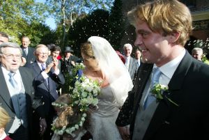 18-10-2003 KONINKLIJK HUIS: BRUILOFT VAN PAULINE SCHRODER IN BLOEMENDAAL.
Tal van familie leden en vrienden waren aanwezig op de bruiloft van de dochter van Martin Schroder. Ook enkele leden van het koningshuis waren aanwezig.
foto: Albert den Iseger.