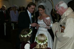 18-10-2003 KONINKLIJK HUIS: BRUILOFT VAN PAULINE SCHRODER IN BLOEMENDAAL.
Tal van familie leden en vrienden waren aanwezig op de bruiloft van de dochter van Martin Schroder. Ook enkele leden van het koningshuis waren aanwezig.
foto: Albert den Iseger.