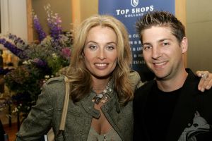 03-10-2004: SHOWBIZZ; FREDERIQUE VAN DER WAL LANCEERT TOP SHOP BOEK BIJ CHRISTIE\'S. Samen met Humberto Tan lanceerde Frederique het boek voor hard shoppers.
foto: Albert den Iseger.