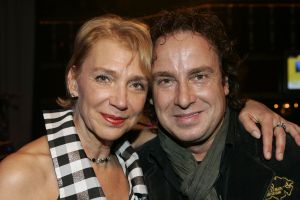 19-01-2006 SHOWBIZZ; GEELS NIEUWJAARSPARTY WEER EEN DAVEREND SUCCES. Vele artiesten waren weer aanwezig op de Geels nieuwjaarsparty in de gezellige Bobsaloon te Uitgeest. Awards waren er o.a. voor Marco Borsato_Jim Bakkum en Julie Fryer_ Jan Smit_Thomas Berge_Gerard Joling en Gordon_Lieke van Lexmond en vele anderen. Al weer 24 jaar de Geels populairiteits awards in Noord Holland, het begint echt een must te worden bij de vele artiesten om hierbij aanwezig te zijn.
foto: Albert den Iseger.