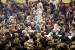 23-01-2006 SHOWBIZZ: TROS MUZIEKFEEST OP HET IJS IN HET THIALF TE HEERENVEEN.De grootste familie van Nederland wist alle grote namen weer naar Heerenveen te krijgen voor een spetterend optreden. Andre Rieu- Charlene- Djumbo,-Jannes-Jan Smit-Imca Marina-Top Stars-Marianne Weber-Wolter Kroes-BZN-Frans Bauer-Belle Perez-Koos Alberts en George Baker waren met schaatsen aanwezig voor een pracht avondje Tros muziek.
foto: Albert den Iseger.
