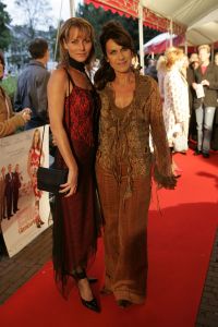 23-10-2004 SHOWBIZZ; GALA PREMIERE VAN DE  FILM  ELLIS IN GLAMOURLAND. Met Linda de Mol Joan Collins en Chris Tates, regie door Pieter Kramer,die bekend werd door de serie Ja Zuster Nee Zuster.
foto: Albert den Iseger.